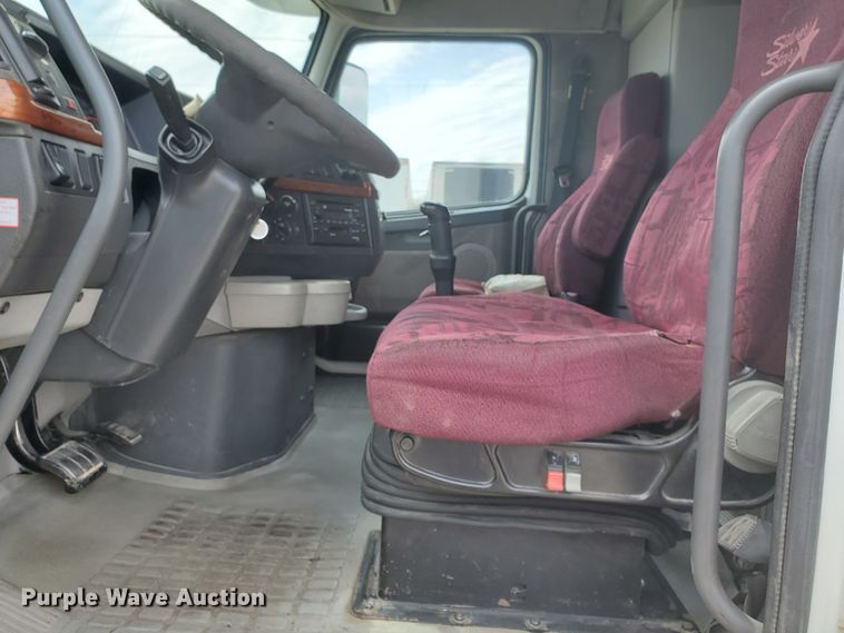 image for item GO9125 2005 Volvo VN semi truck