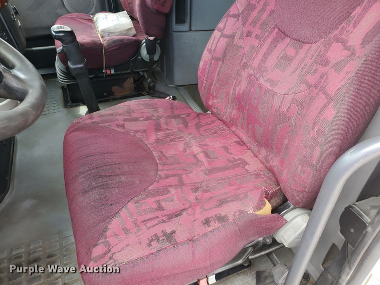 image for item GO9125 2005 Volvo VN semi truck