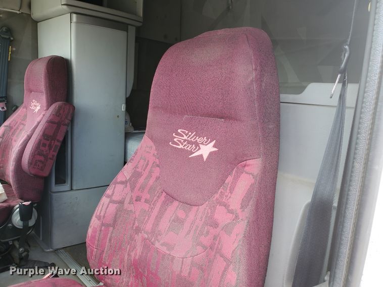 image for item GO9125 2005 Volvo VN semi truck