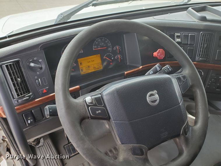 image for item GO9125 2005 Volvo VN semi truck