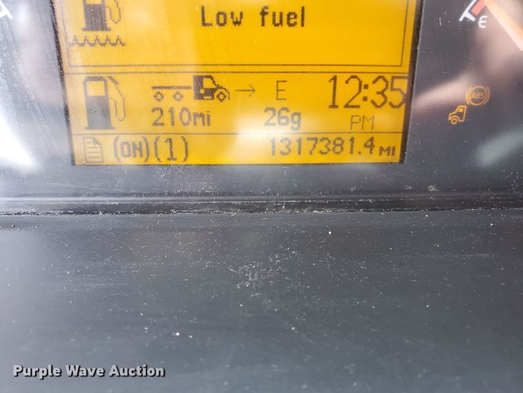 image for item GO9125 2005 Volvo VN semi truck