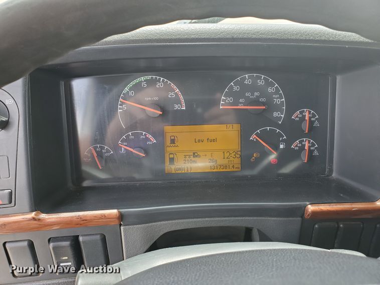 image for item GO9125 2005 Volvo VN semi truck