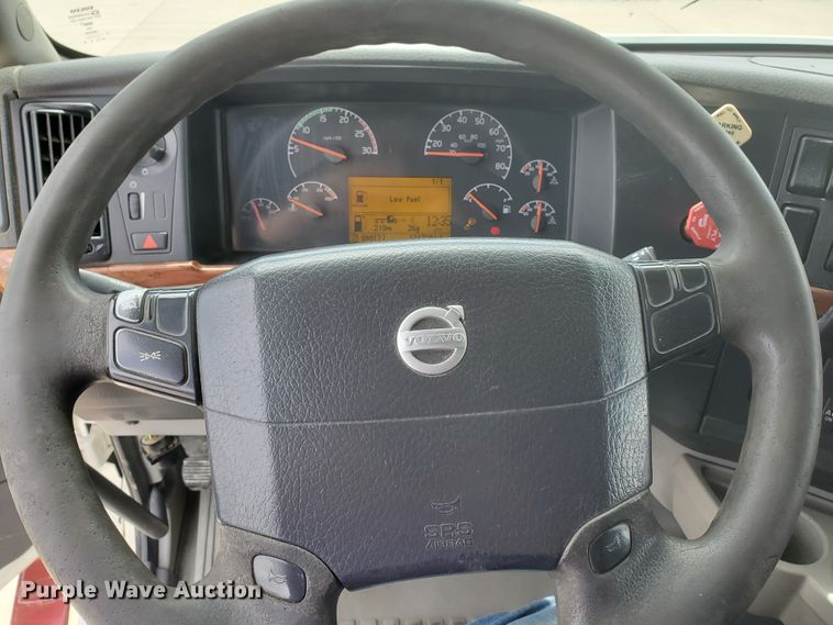 image for item GO9125 2005 Volvo VN semi truck