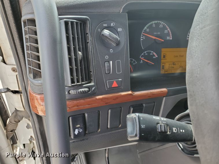 image for item GO9125 2005 Volvo VN semi truck