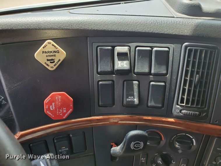 image for item GO9125 2005 Volvo VN semi truck