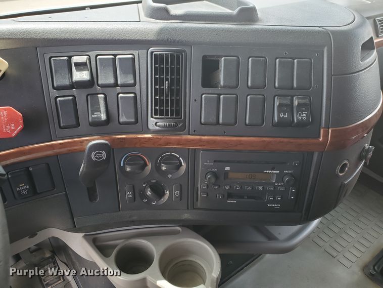 image for item GO9125 2005 Volvo VN semi truck