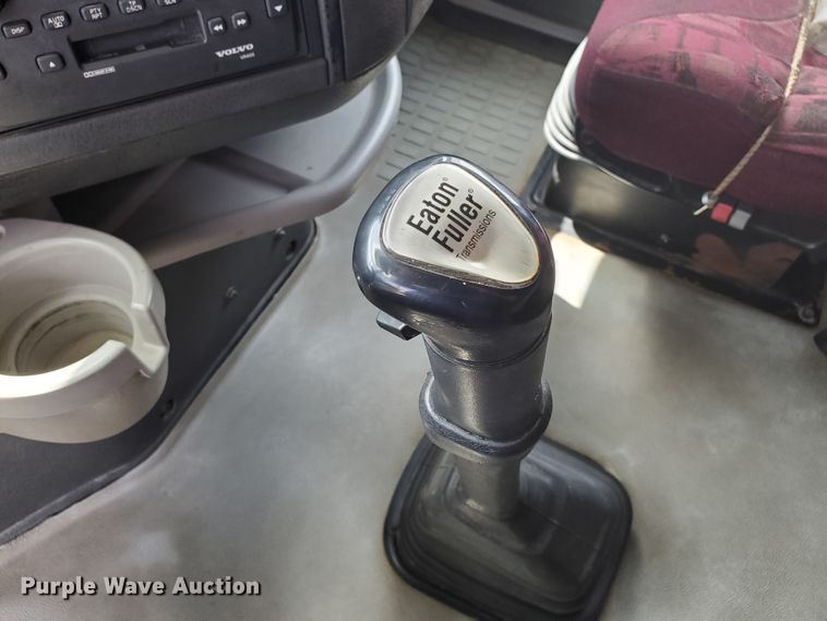 image for item GO9125 2005 Volvo VN semi truck