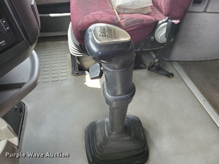 image for item GO9125 2005 Volvo VN semi truck