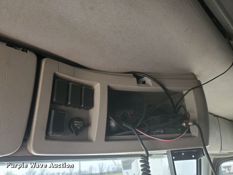 image for item GO9125 2005 Volvo VN semi truck