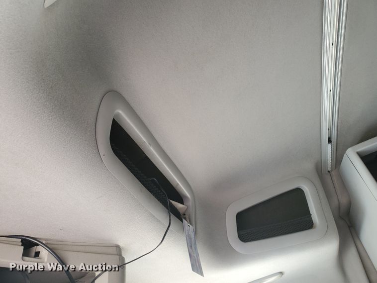 image for item GO9125 2005 Volvo VN semi truck