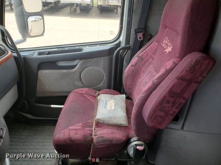 image for item GO9125 2005 Volvo VN semi truck