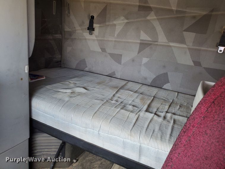 image for item GO9125 2005 Volvo VN semi truck