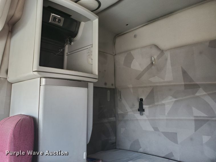 image for item GO9125 2005 Volvo VN semi truck