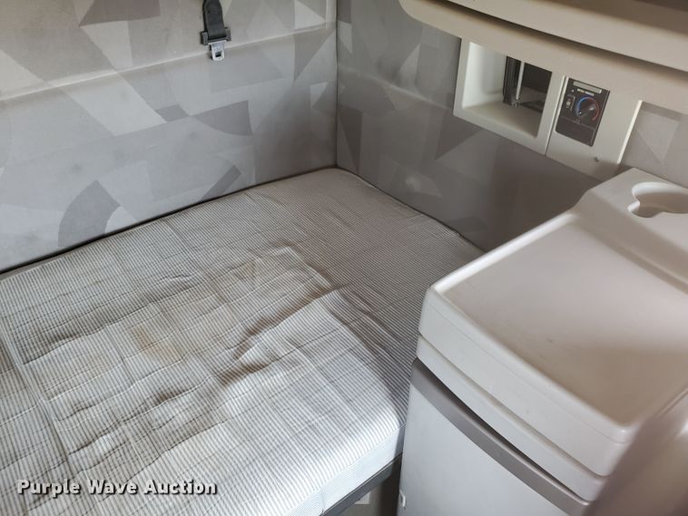 image for item GO9125 2005 Volvo VN semi truck