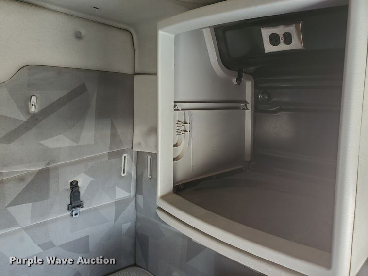 image for item GO9125 2005 Volvo VN semi truck