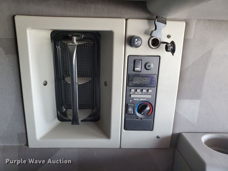 image for item GO9125 2005 Volvo VN semi truck