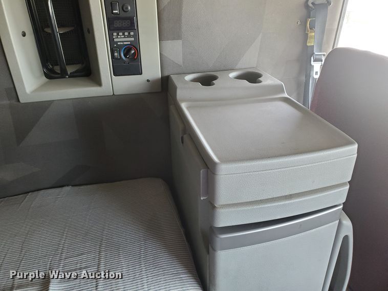 image for item GO9125 2005 Volvo VN semi truck