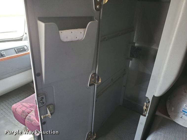 image for item GO9125 2005 Volvo VN semi truck