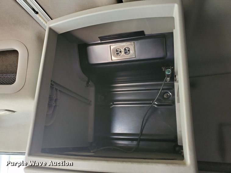 image for item GO9125 2005 Volvo VN semi truck