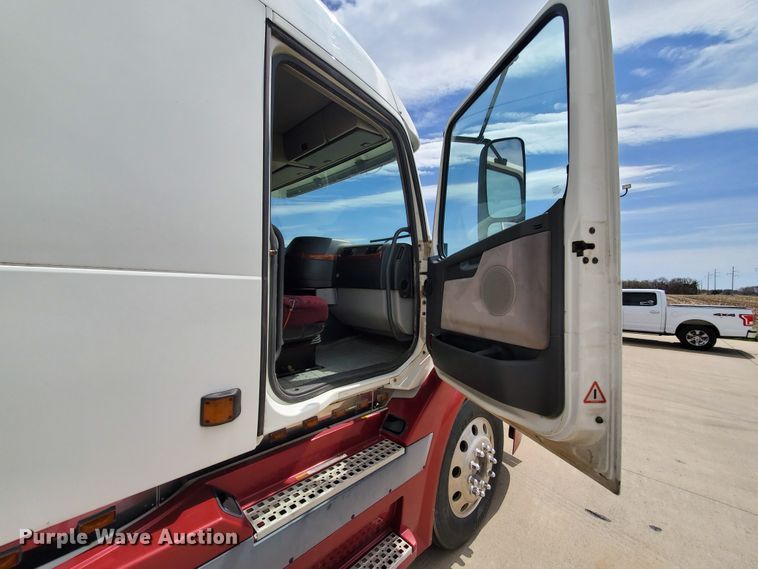 image for item GO9125 2005 Volvo VN semi truck