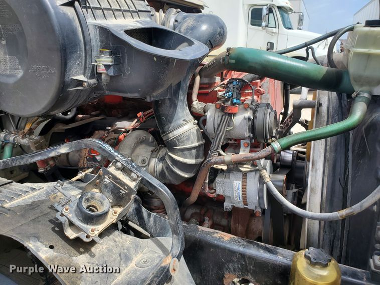 image for item GO9125 2005 Volvo VN semi truck