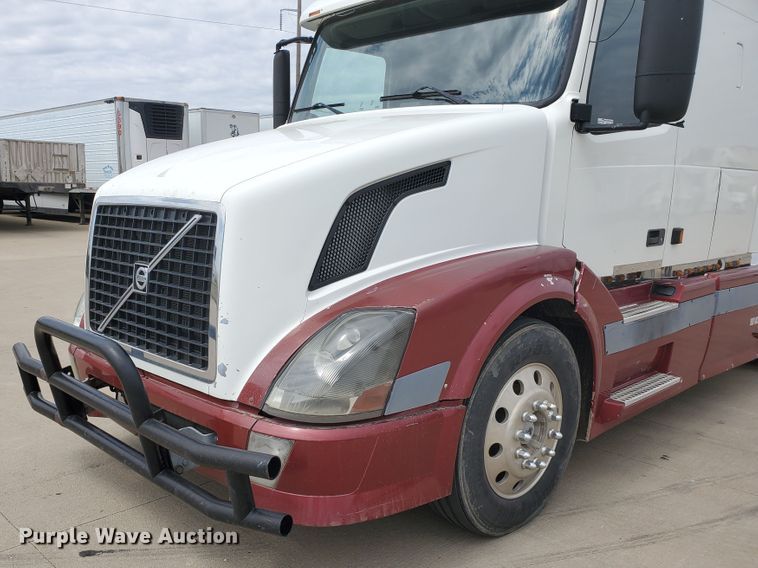 image for item GO9125 2005 Volvo VN semi truck