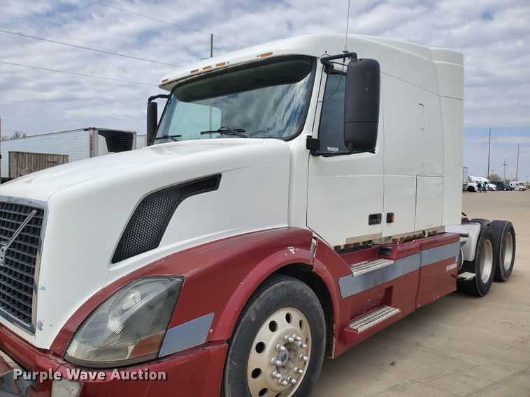 image for item GO9125 2005 Volvo VN semi truck