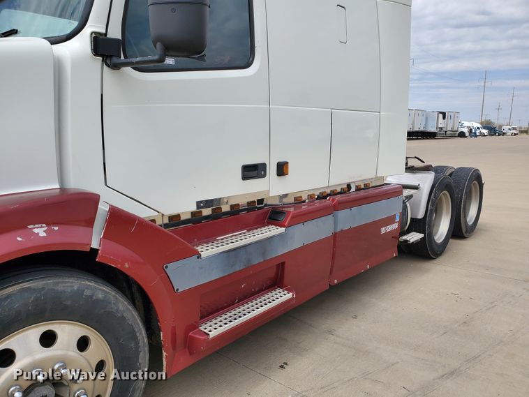 image for item GO9125 2005 Volvo VN semi truck