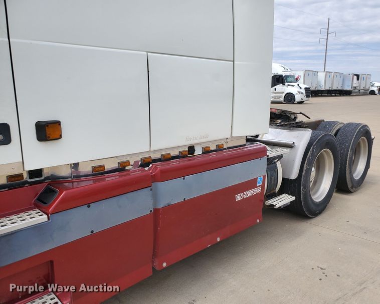 image for item GO9125 2005 Volvo VN semi truck