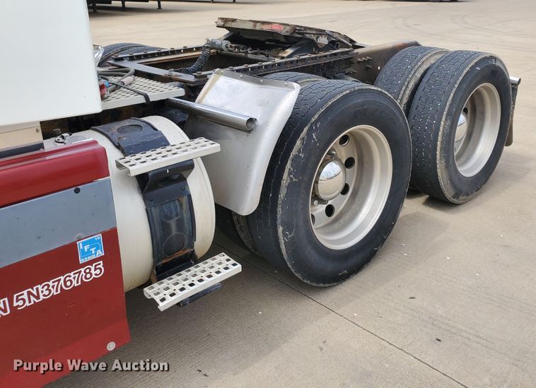 image for item GO9125 2005 Volvo VN semi truck