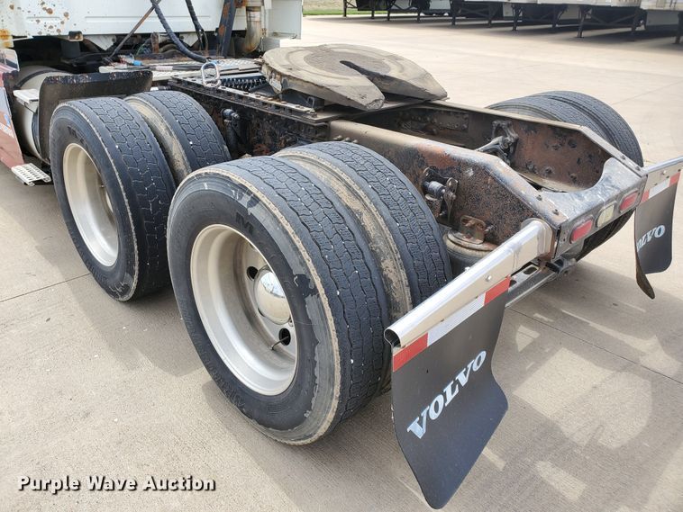 image for item GO9125 2005 Volvo VN semi truck