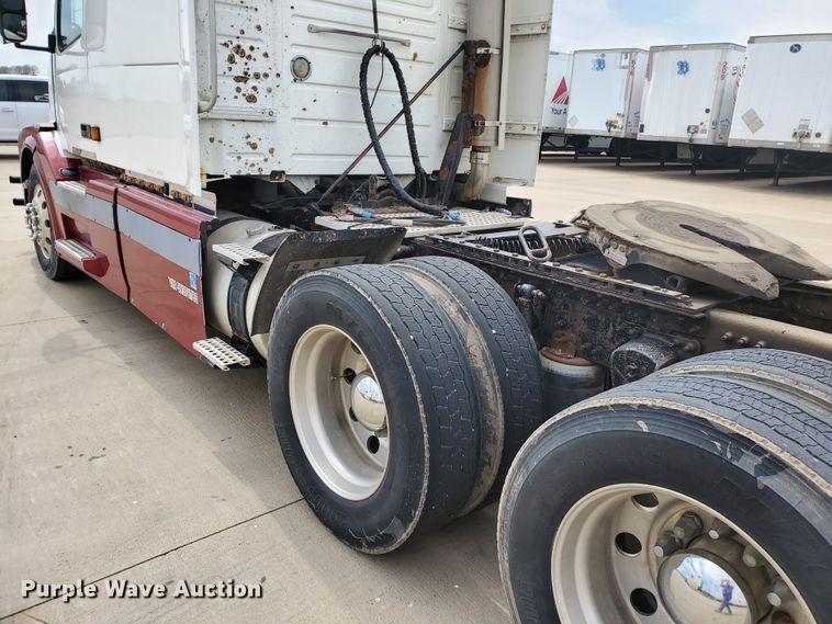 image for item GO9125 2005 Volvo VN semi truck