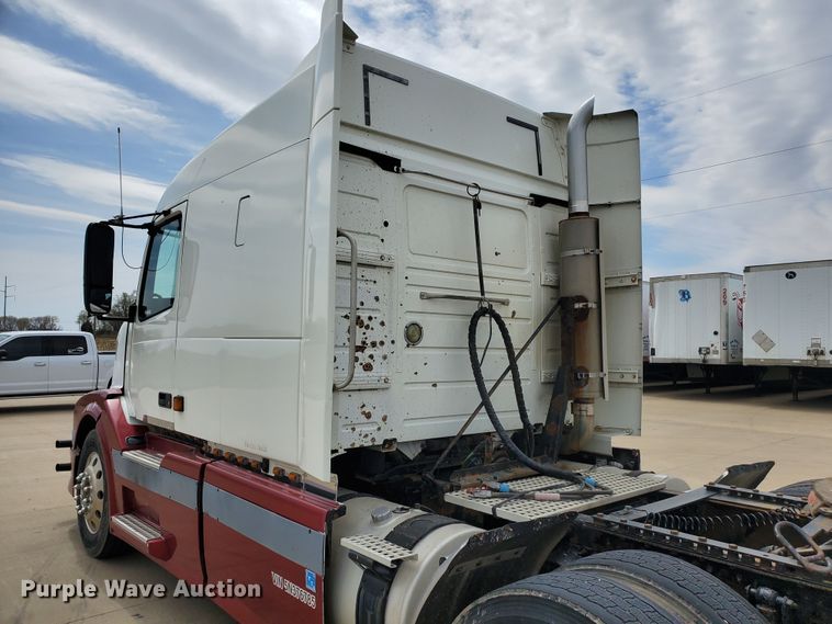 image for item GO9125 2005 Volvo VN semi truck