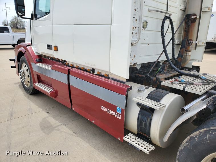 image for item GO9125 2005 Volvo VN semi truck