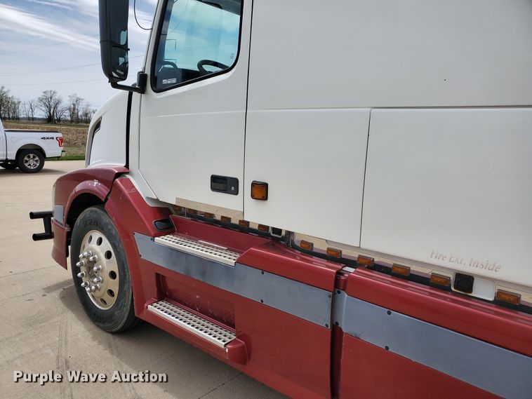 image for item GO9125 2005 Volvo VN semi truck