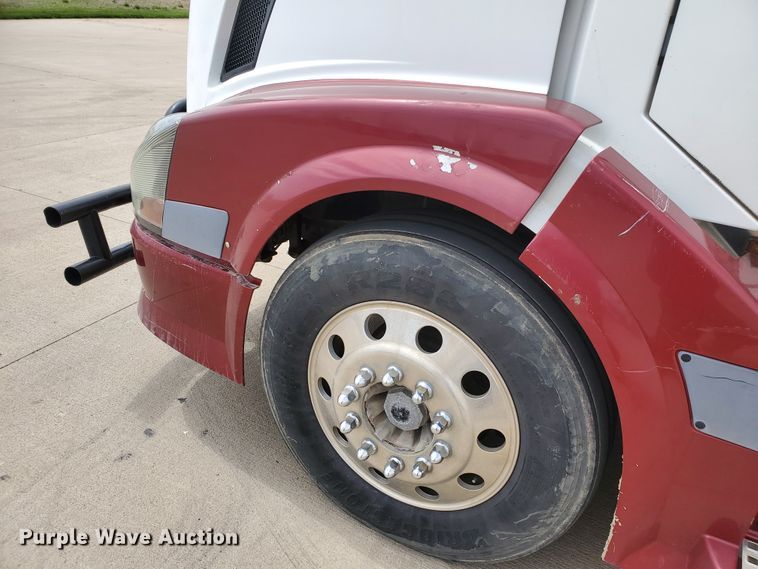 image for item GO9125 2005 Volvo VN semi truck