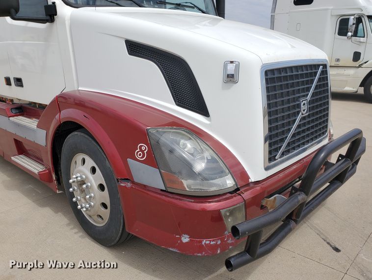 image for item GO9125 2005 Volvo VN semi truck