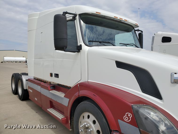 image for item GO9125 2005 Volvo VN semi truck