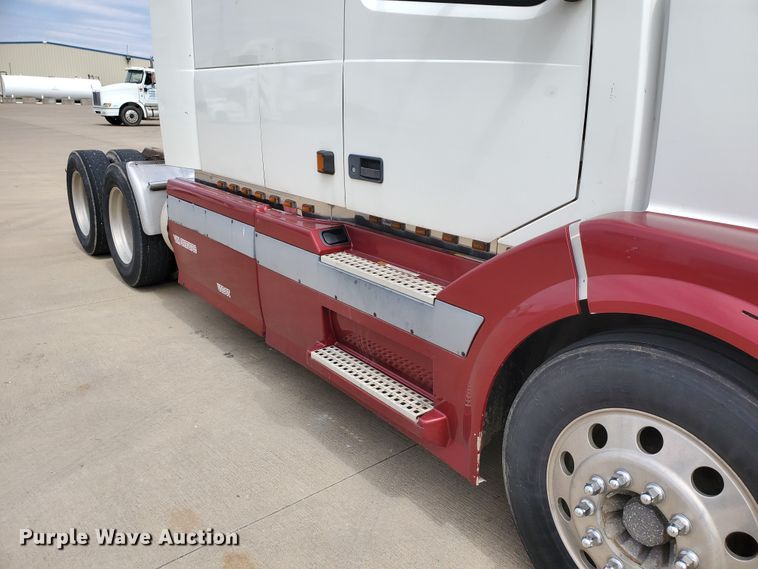 image for item GO9125 2005 Volvo VN semi truck