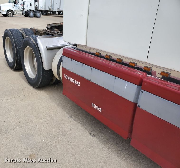 image for item GO9125 2005 Volvo VN semi truck