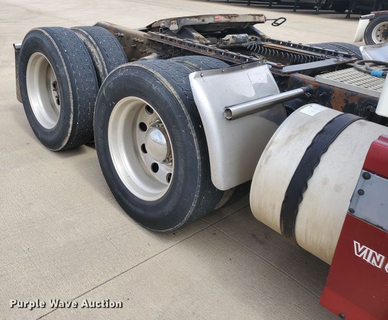 image for item GO9125 2005 Volvo VN semi truck