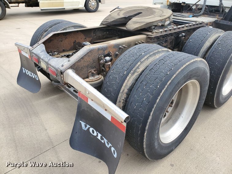 image for item GO9125 2005 Volvo VN semi truck