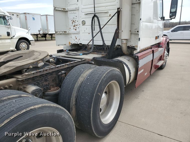 image for item GO9125 2005 Volvo VN semi truck