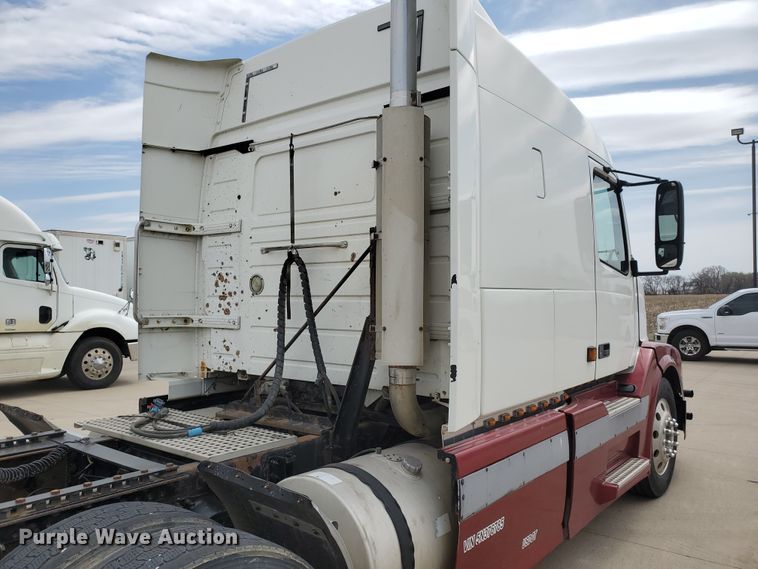 image for item GO9125 2005 Volvo VN semi truck