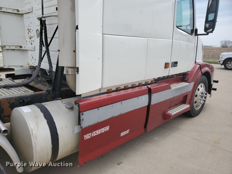 image for item GO9125 2005 Volvo VN semi truck