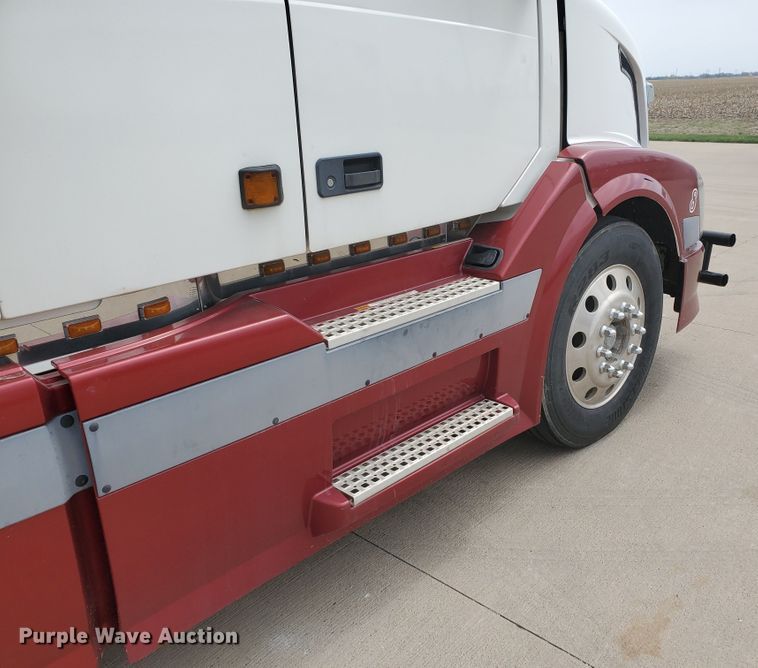 image for item GO9125 2005 Volvo VN semi truck