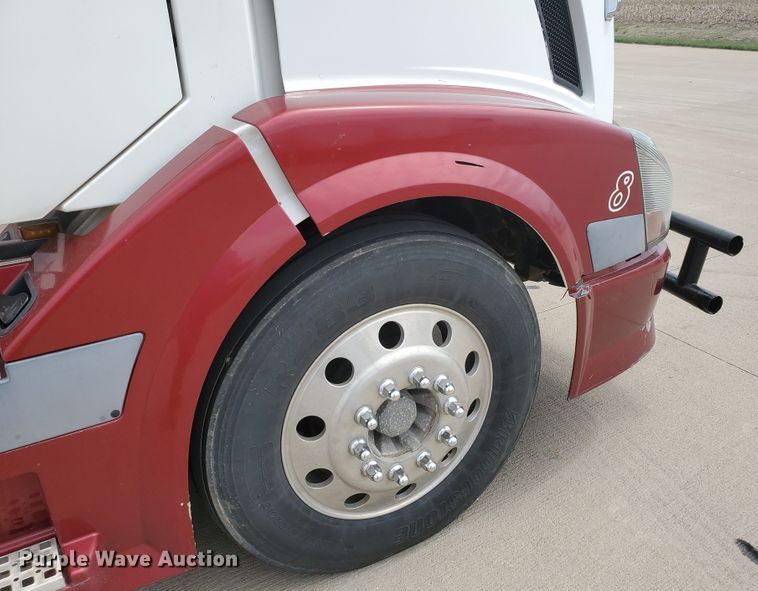 image for item GO9125 2005 Volvo VN semi truck