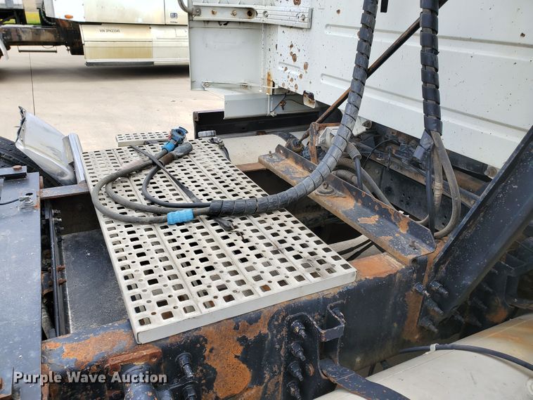 image for item GO9125 2005 Volvo VN semi truck