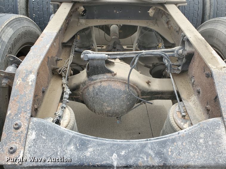 image for item GO9125 2005 Volvo VN semi truck