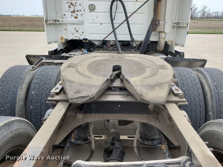 image for item GO9125 2005 Volvo VN semi truck